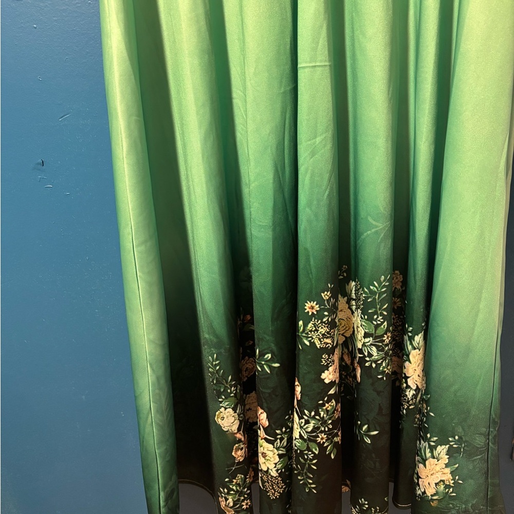 Elegant Green Sleeveless Dress - Picture 2 of 3